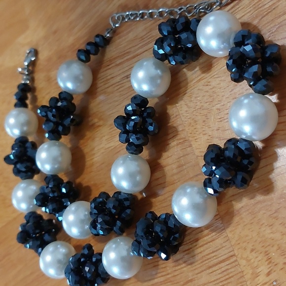 Faux Pearl Black Faceted Glass Bead Cluster Necklace 18" - Picture 4 of 4